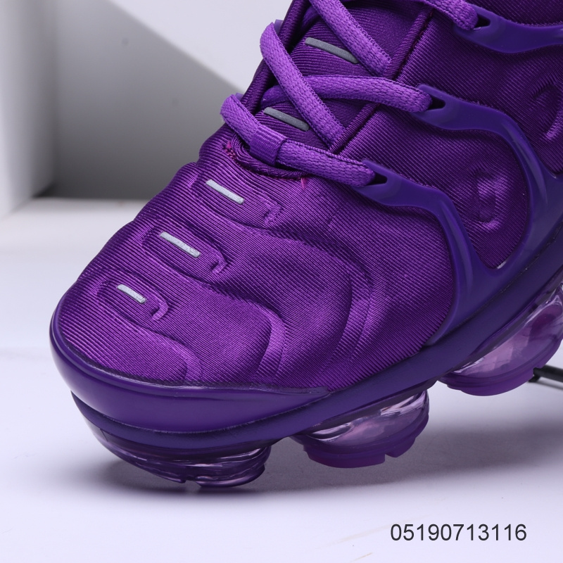 Фиолетовый плюс. Nike Air VAPORMAX Plus. Nike VAPORMAX Plus фиолетовый. Nike Air VAPORMAX Plus женские. Nike Air VAPORMAX фиолетовые.